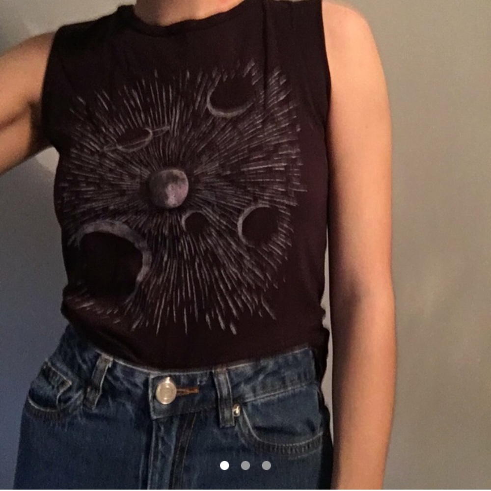 Space muscle tee